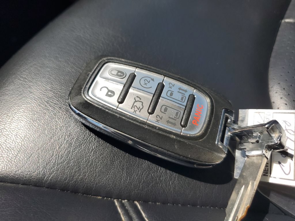 Used 2023 Chrysler Pacifica Touring-L FWD image 27