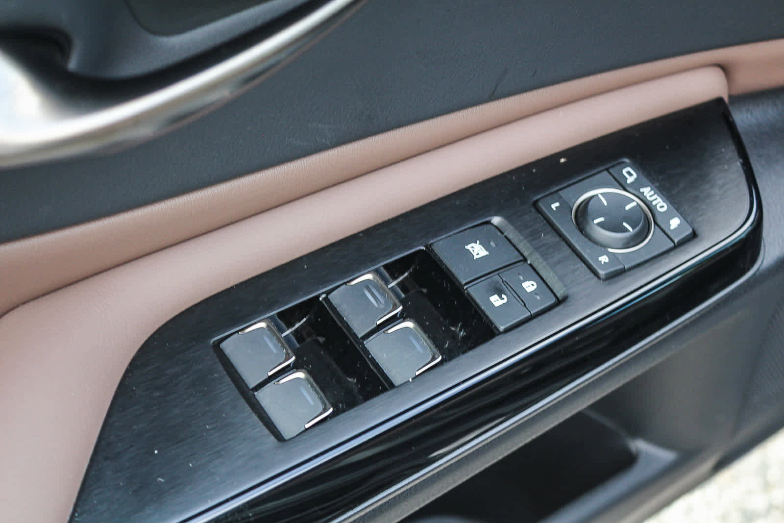 Used 2025 Lexus ES 300h w/ Premium Package image 26