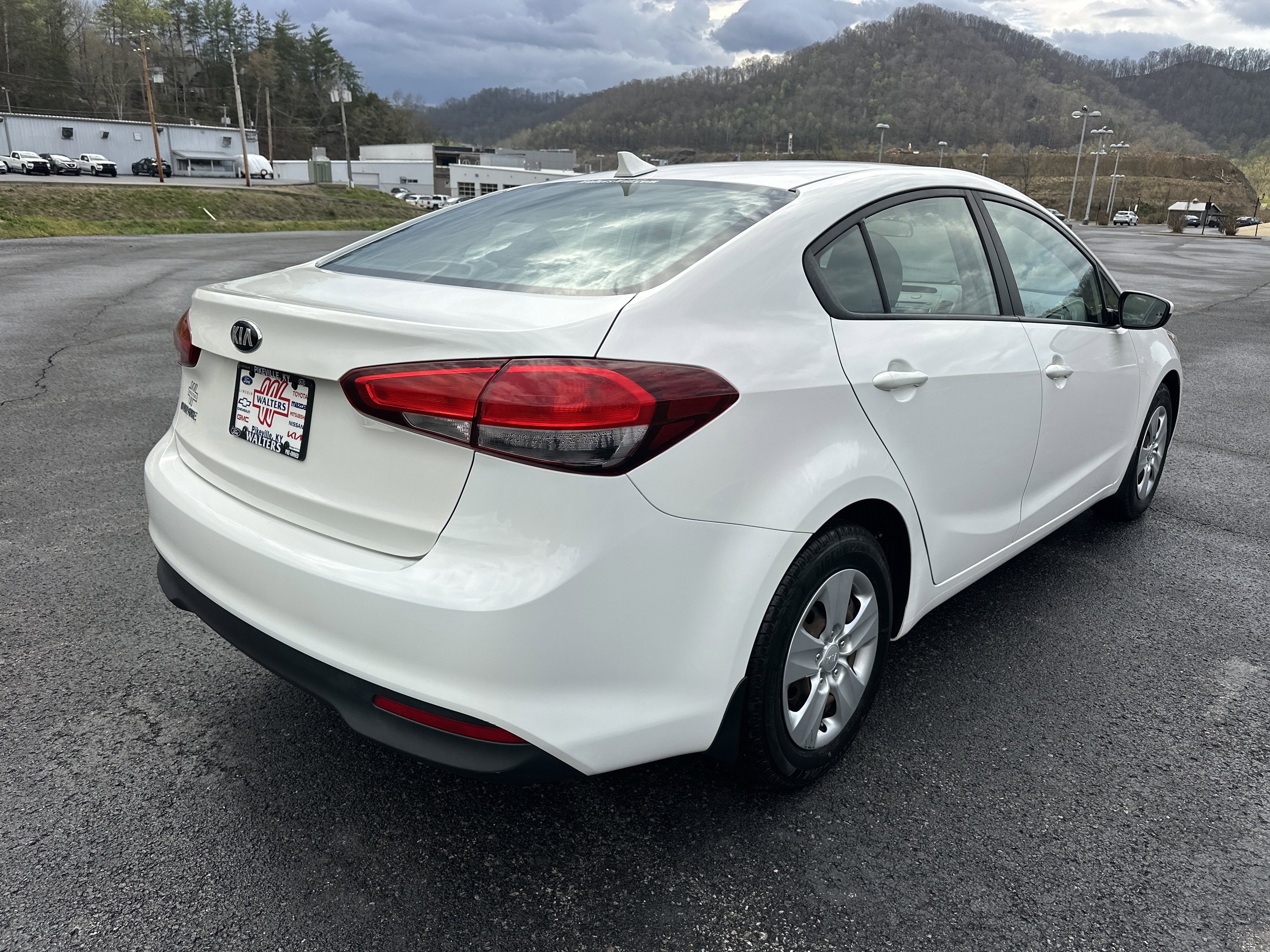 Used 2017 Kia Forte LX image 2