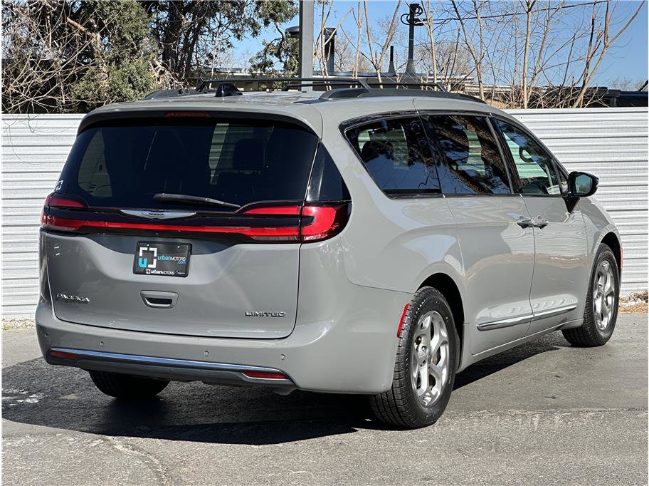Used 2023 Chrysler Pacifica Limited image 10