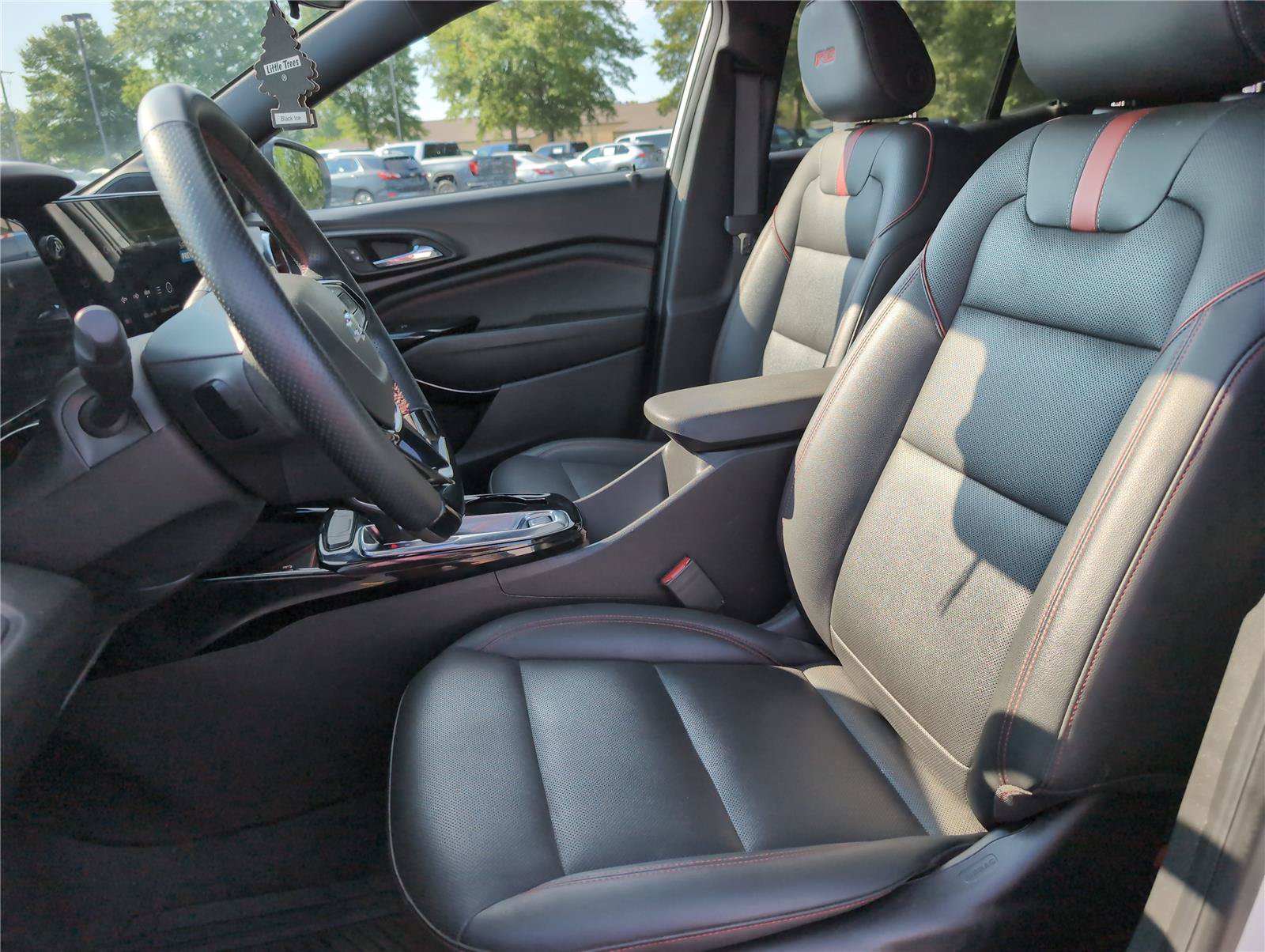Used 2025 Chevrolet Trax RS w/ Sunroof Package FWD image 15