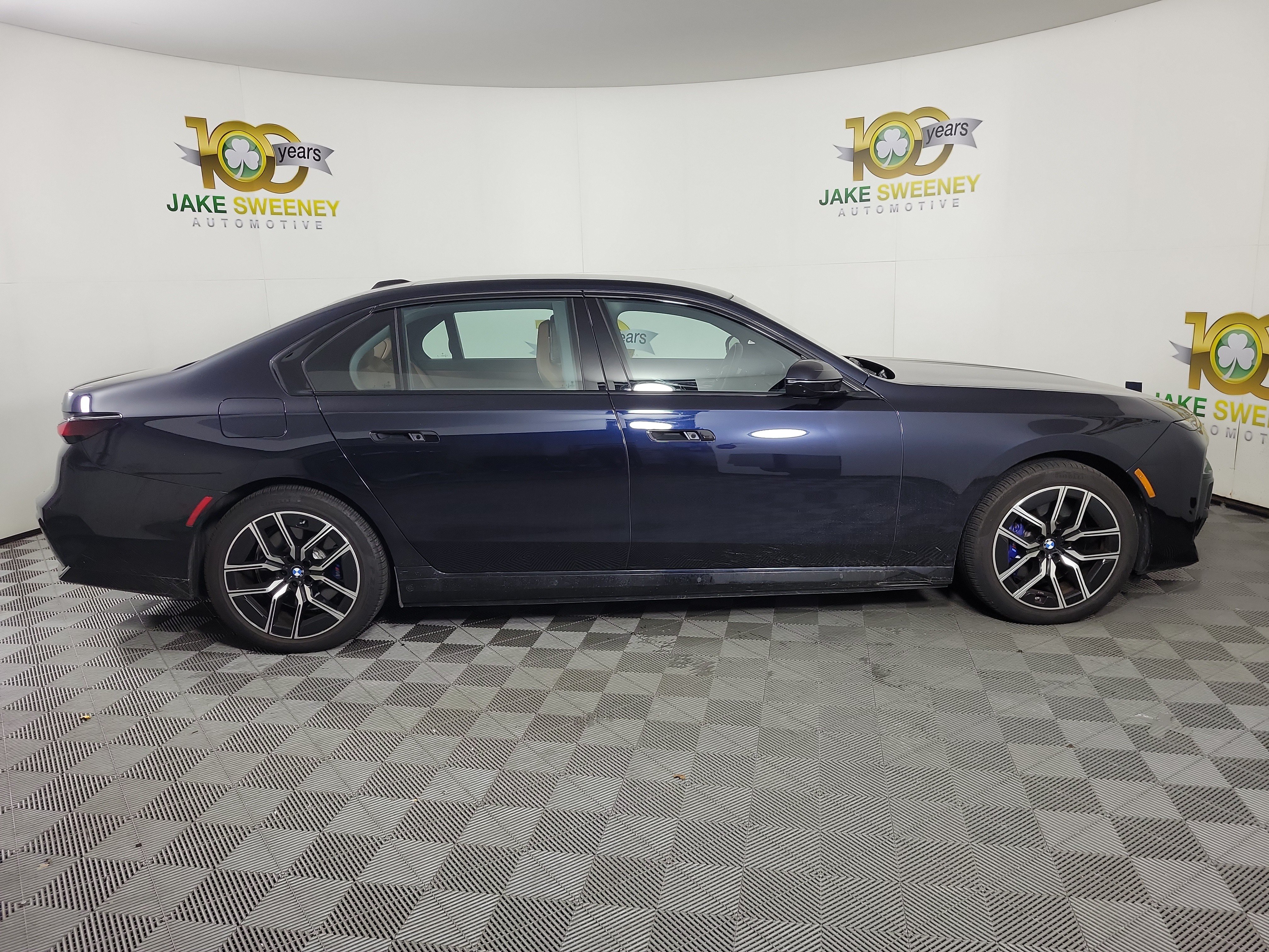 Certified 2024 BMW i7 xDrive60 w/ Executive Package AWD/4WD image 4