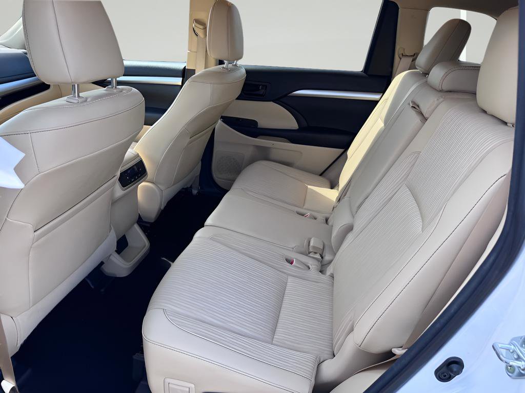 Used 2017 Toyota Highlander Plus FWD image 28