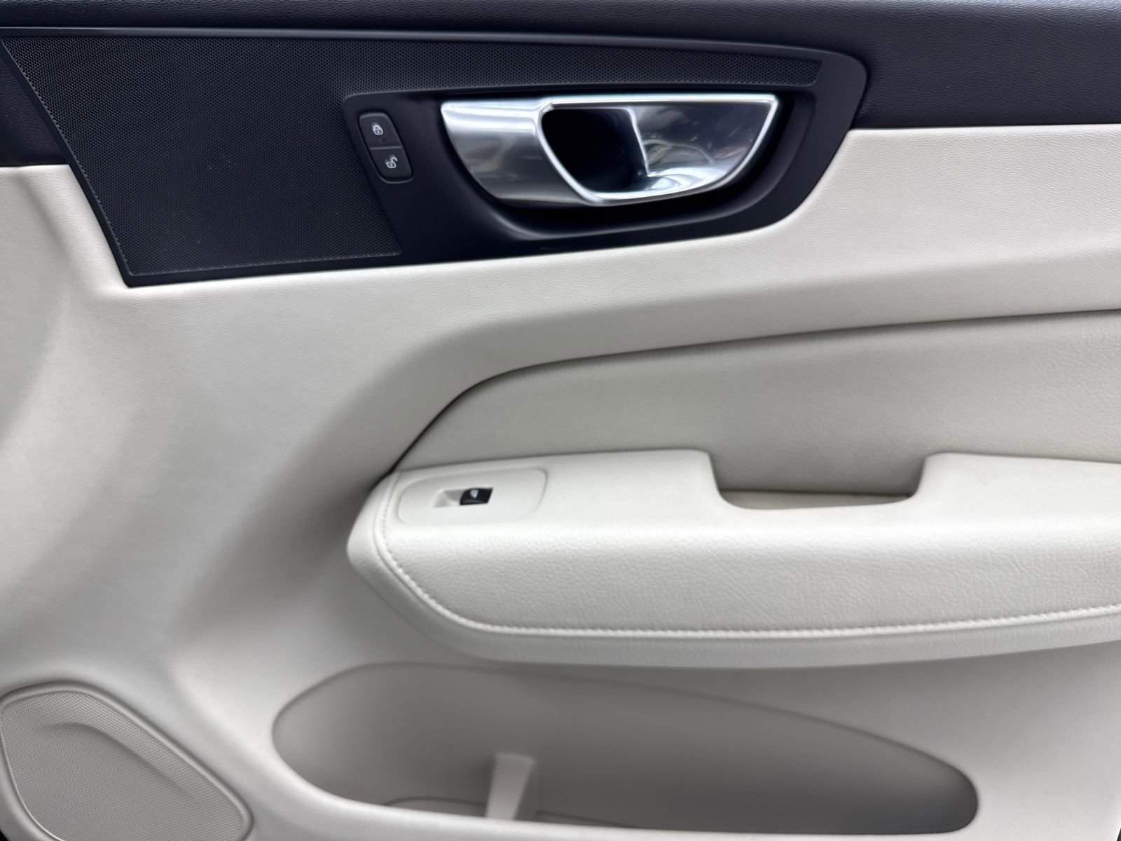 Used 2022 Volvo XC60 B5 Momentum w/ Protection Package Premier FWD image 44