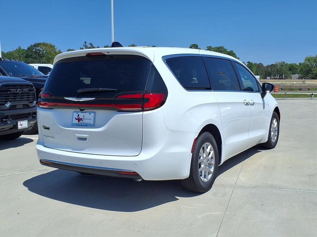 New 2026 Chrysler Pacifica Select image 6