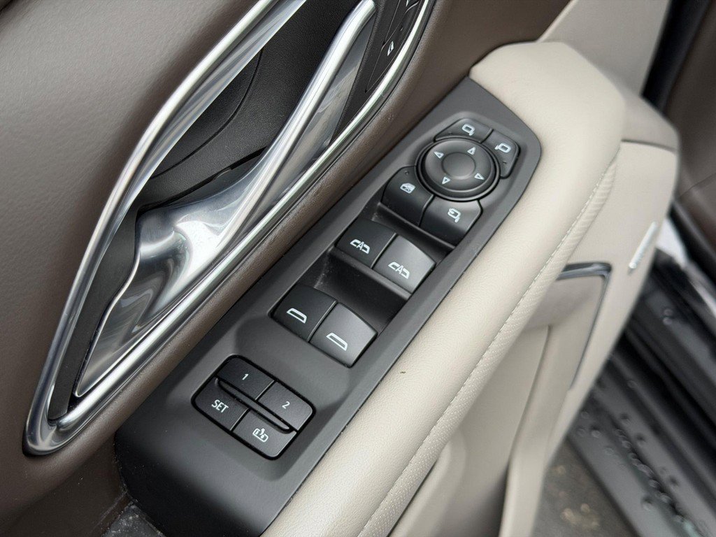 Used 2023 GMC Yukon SLT w/ SLT Luxury Package image 16