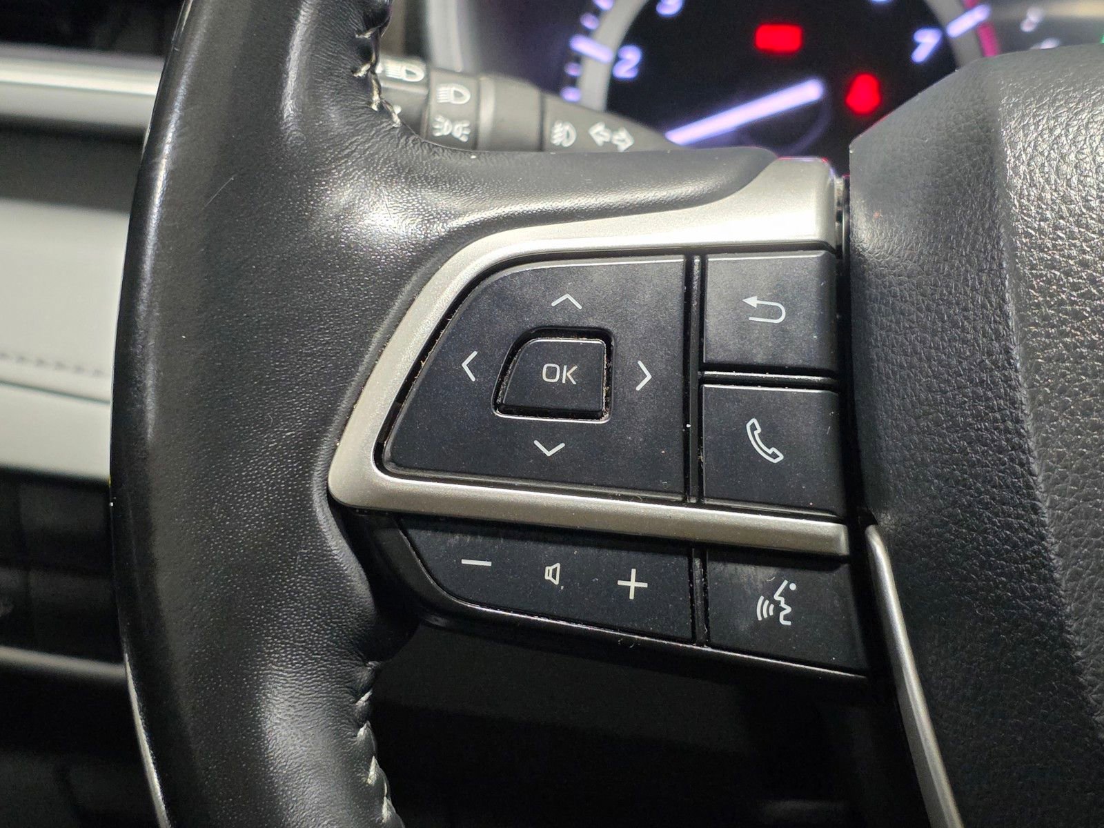 Used 2022 Toyota Highlander XLE FWD image 32