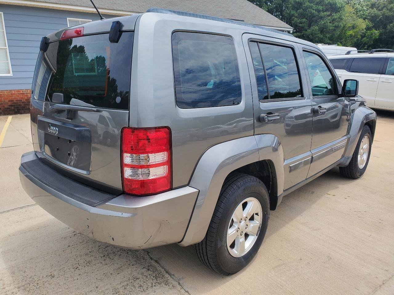 Used 2012 Jeep Liberty Sport RWD image 9