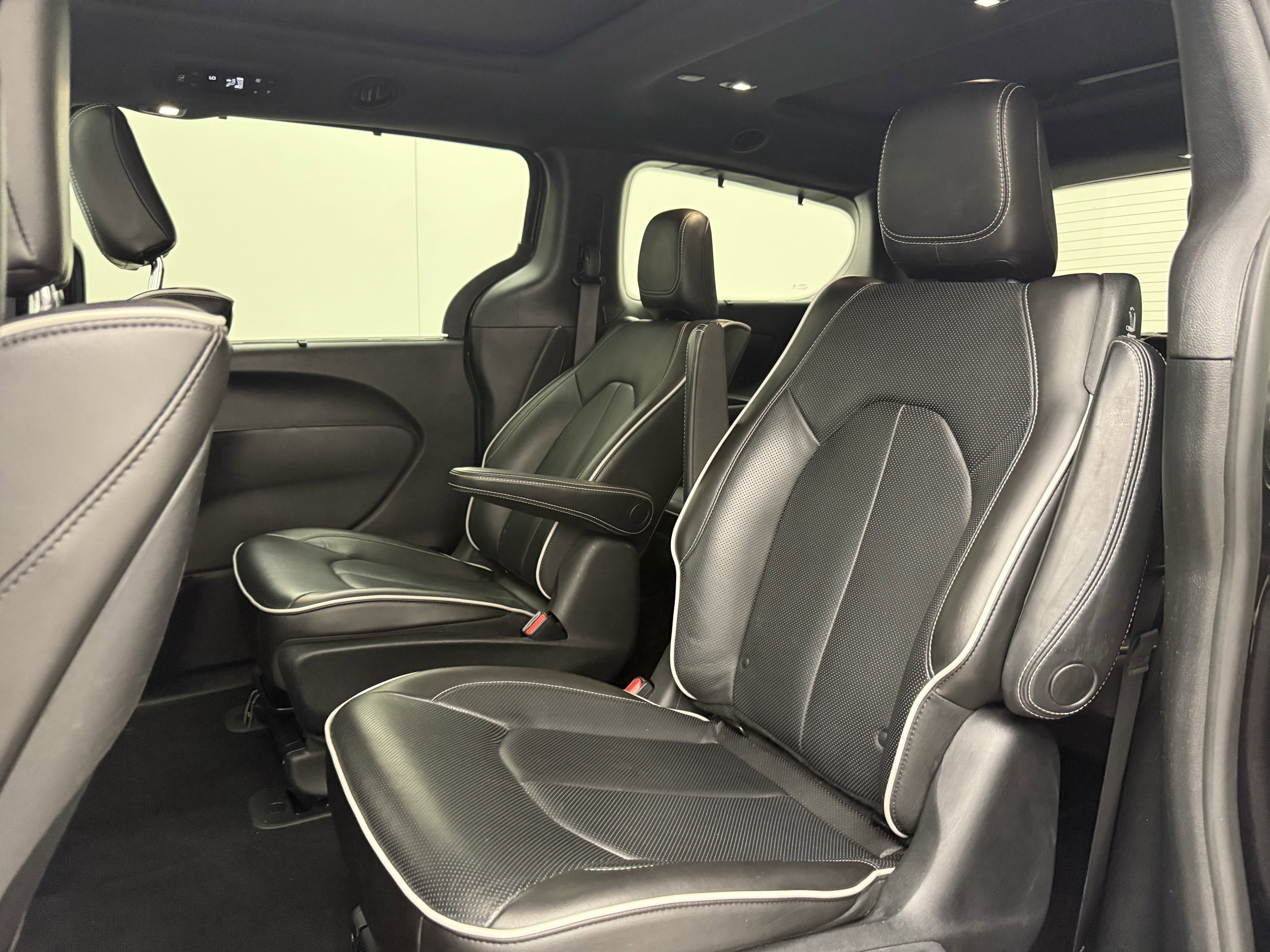 Used 2020 Chrysler Pacifica Limited w/ Advanced Safetytec Group FWD image 26