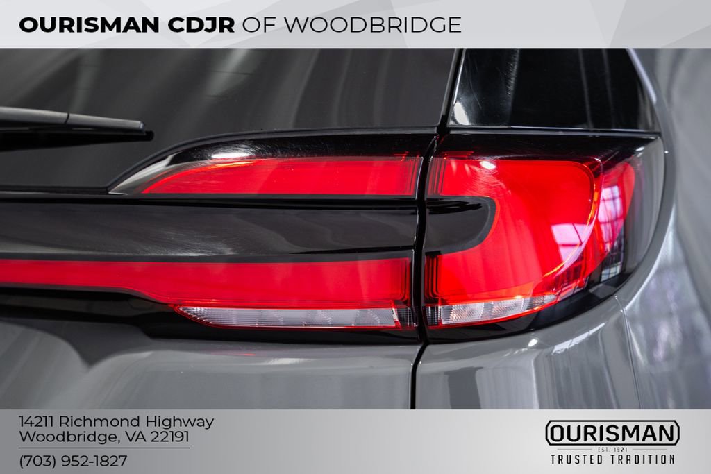 Used 2025 Chrysler Pacifica Select image 9