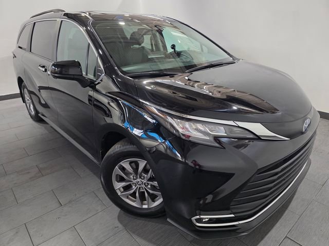 Used 2023 Toyota Sienna XLE FWD image 7