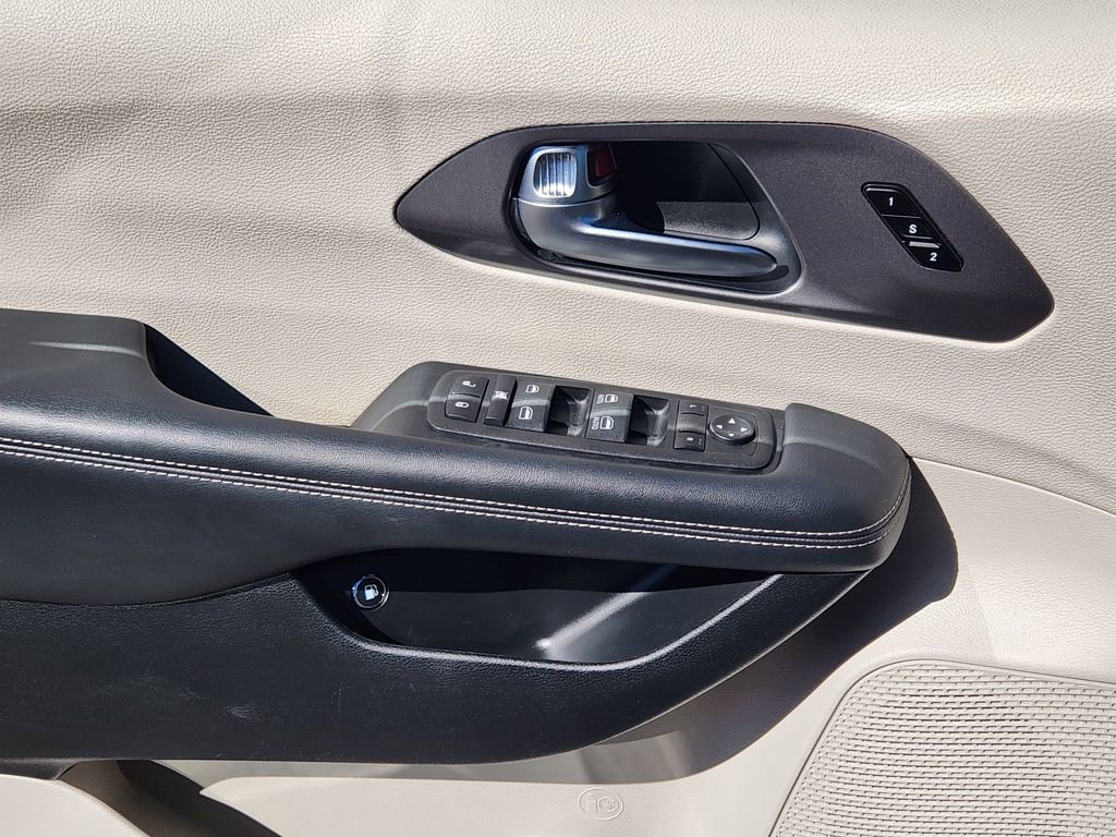 Used 2024 Chrysler Pacifica Select image 12