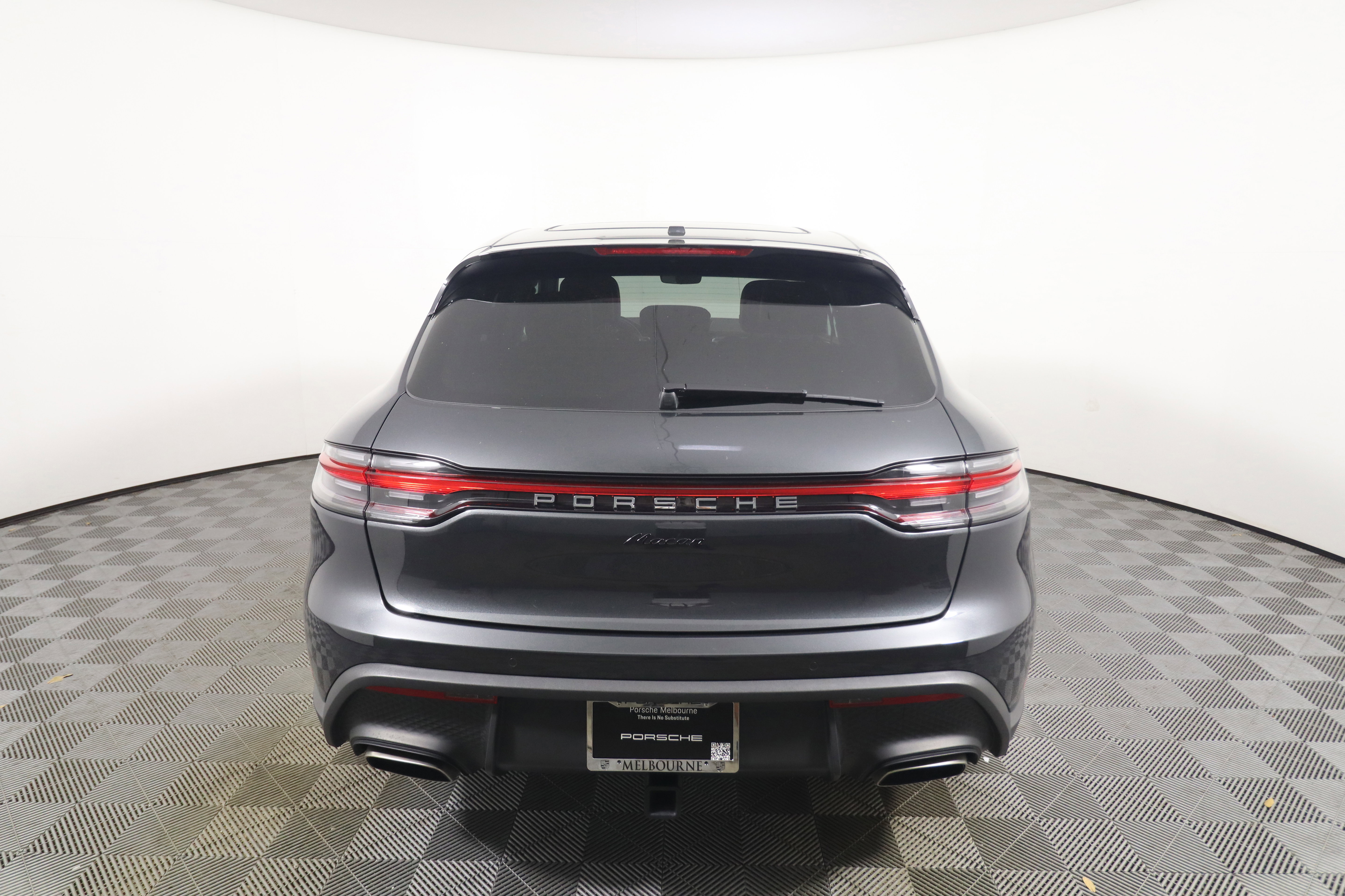 Certified 2025 Porsche Macan image 6