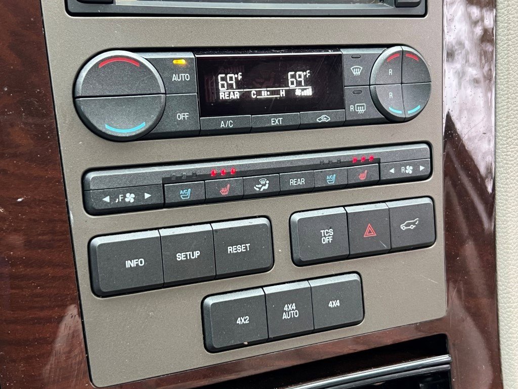 Used 2014 Lincoln Navigator L 4WD image 19