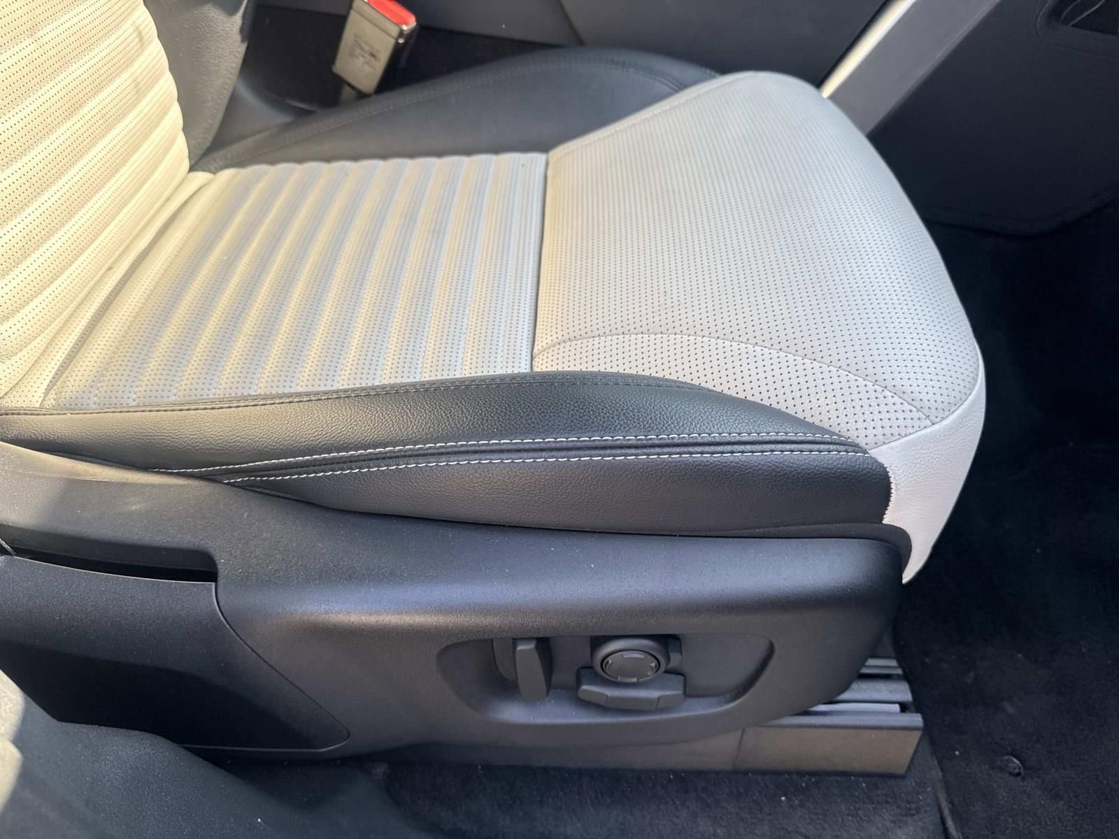 Used 2022 Land Rover Discovery S R-Dynamic image 12