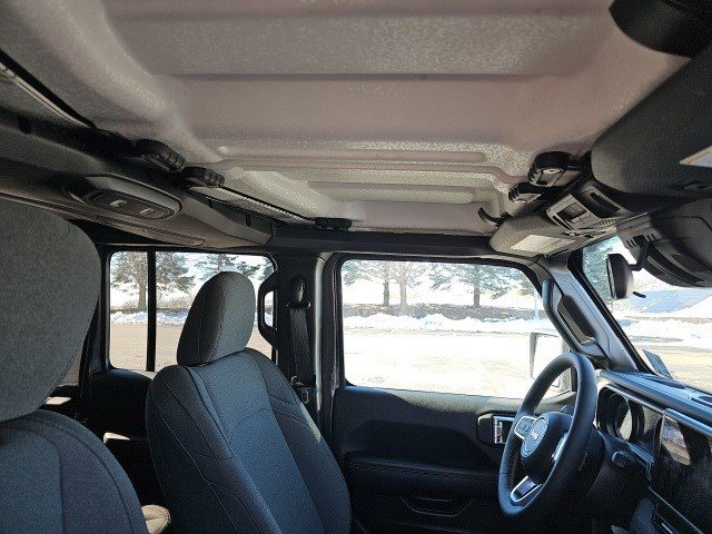 Used 2025 Jeep Wrangler Sahara image 13