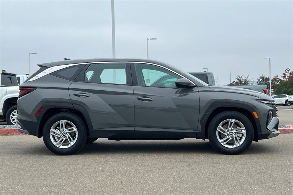 Used 2025 Hyundai Tucson SE image 3