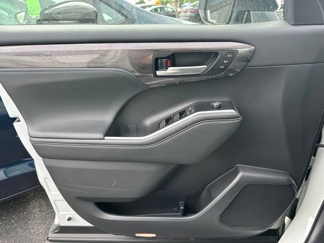 Used 2025 Toyota Highlander Platinum AWD/4WD image 25
