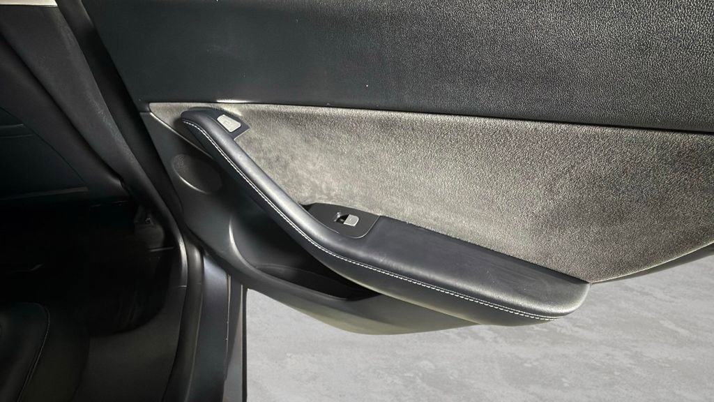 Used 2022 Tesla Model Y Performance image 33