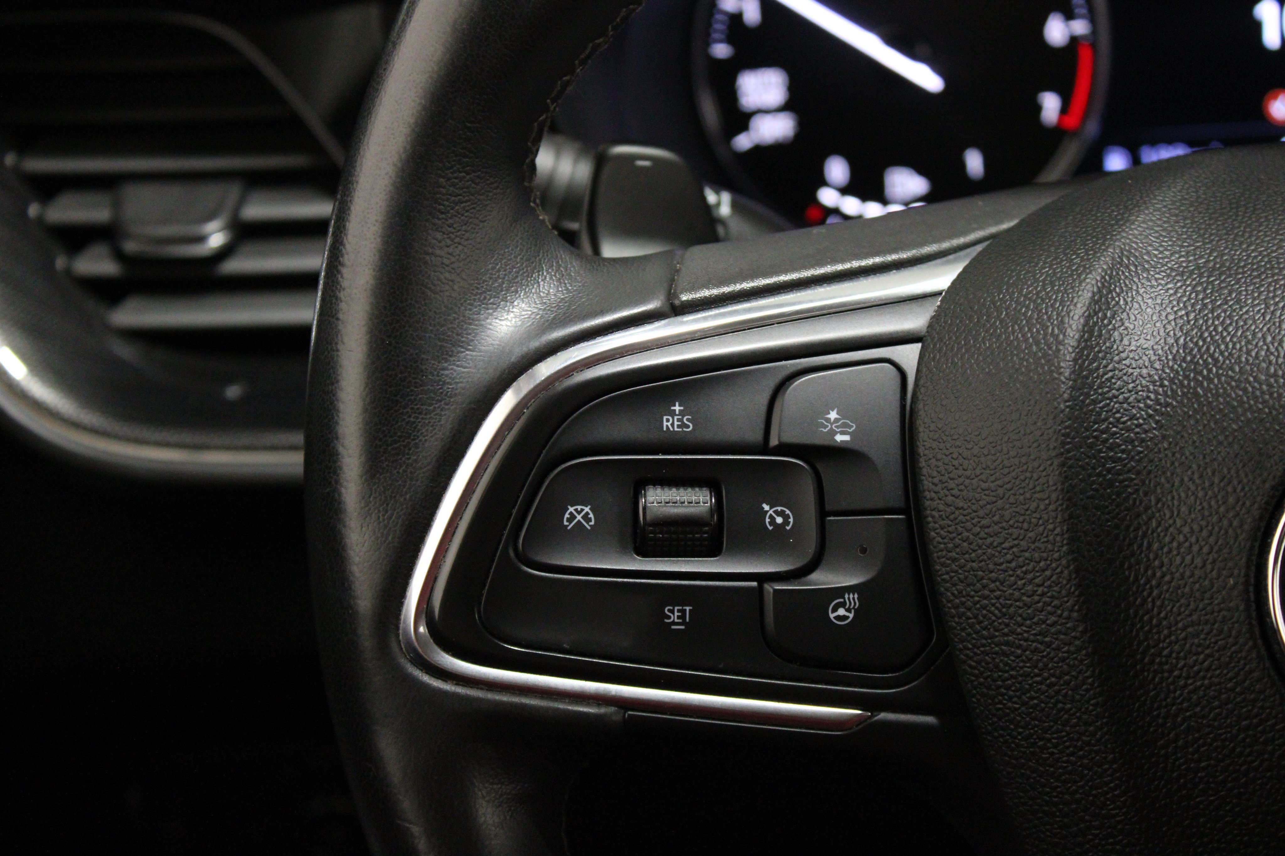 Used 2023 Buick Envision Essence FWD image 4