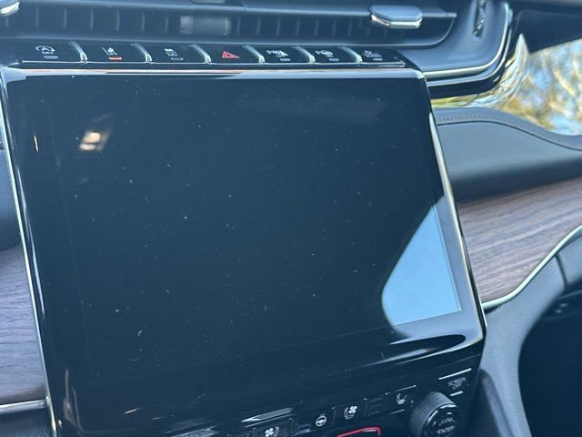 New 2025 Jeep Grand Cherokee Summit w/ Luxury Tech Group V image 25