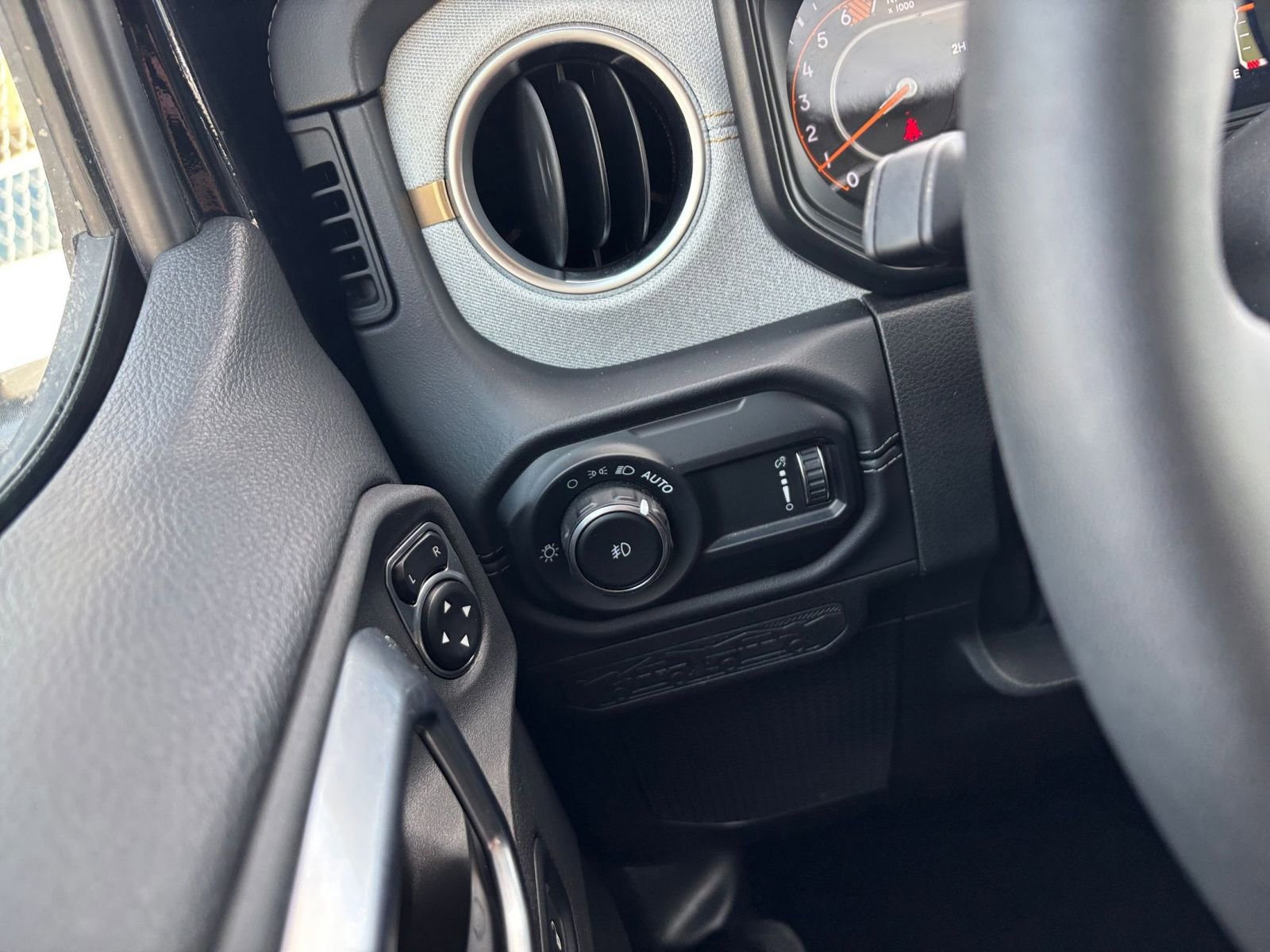 Used 2025 Jeep Wrangler Sahara image 32