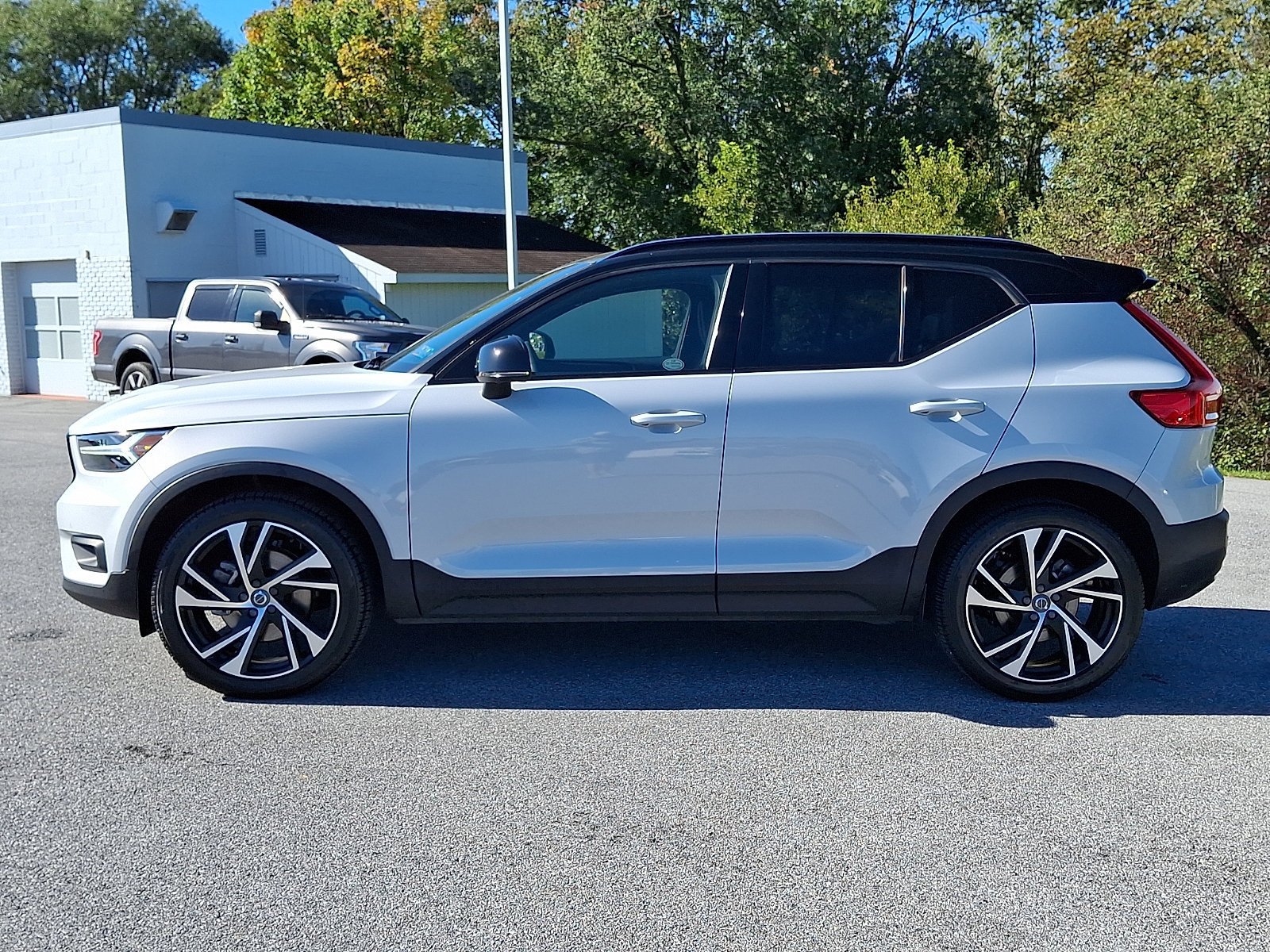 Used 2022 Volvo XC40 T5 R-Design w/ Advanced Package AWD/4WD image 4