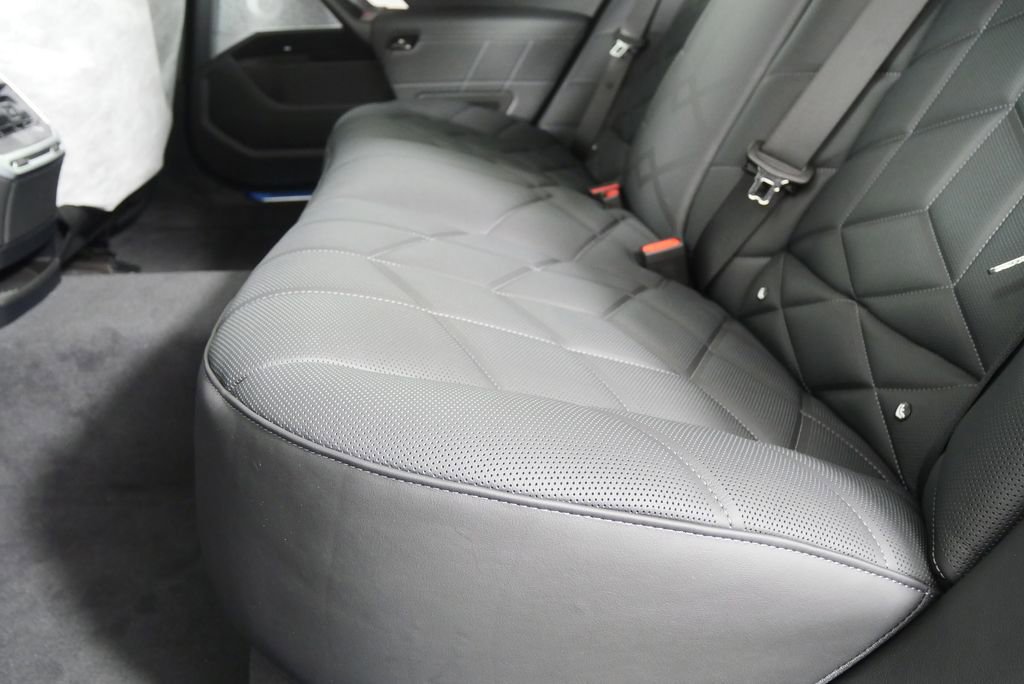 New 2026 BMW 750e xDrive w/ Executive Package image 15