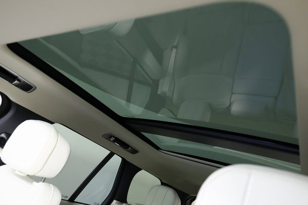 Used 2025 Land Rover Range Rover SE image 37