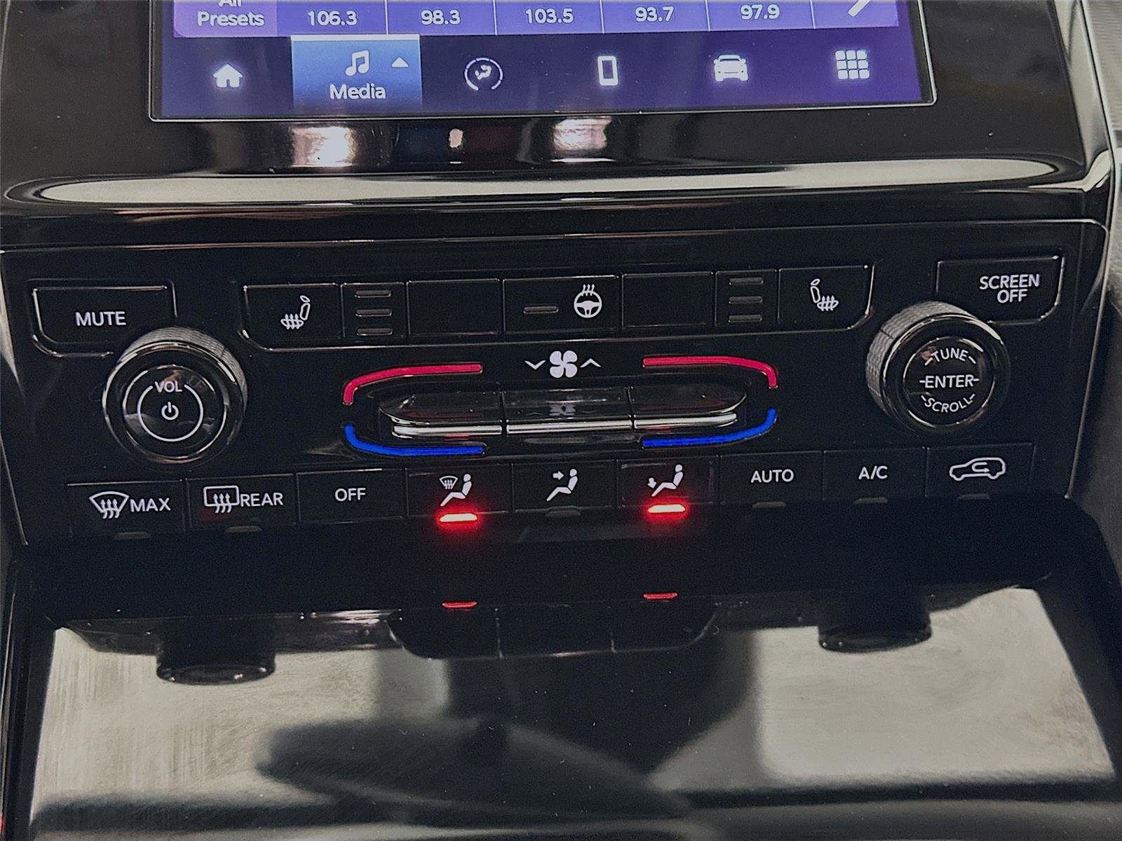 Used 2023 Jeep Grand Cherokee Laredo w/ Luxury Tech Group I image 9