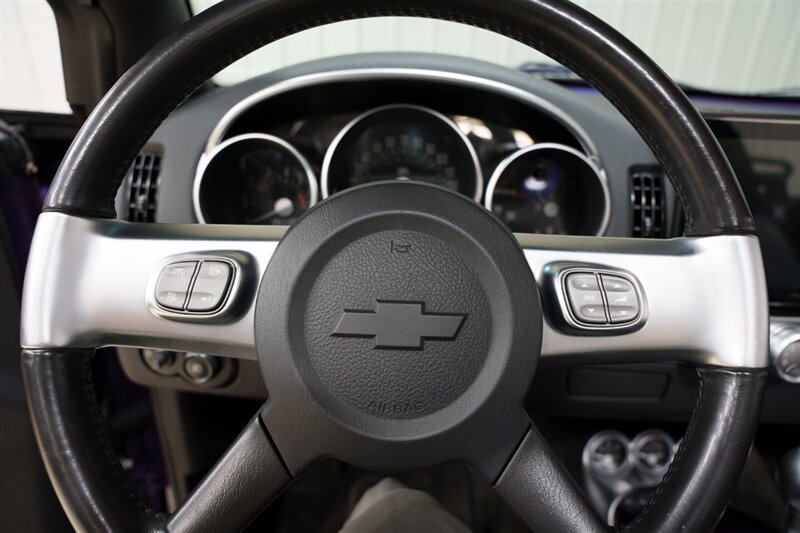 Used 2004 Chevrolet SSR w/ Preferred Equipment Group RWD image 17