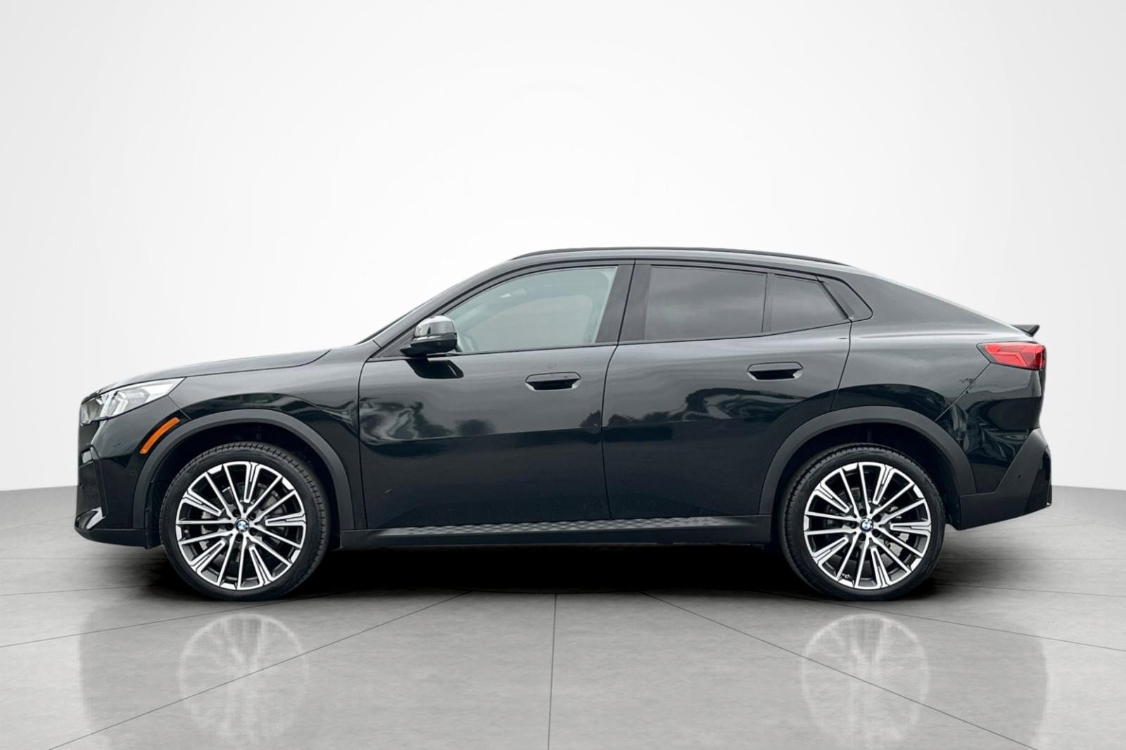 Used 2025 BMW X2 xDrive28i w/ Technology Package AWD/4WD image 2