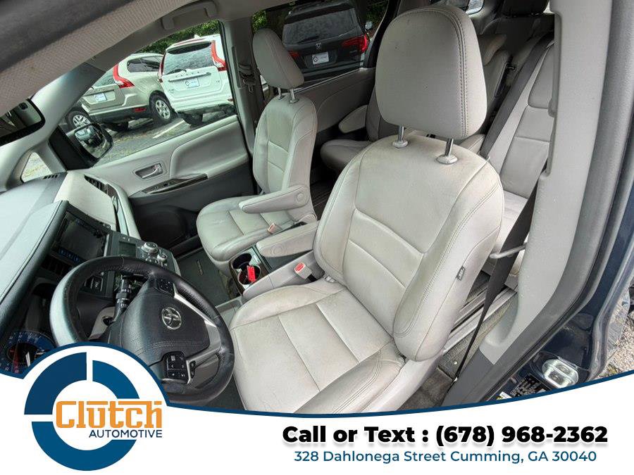 Used 2017 Toyota Sienna XLE w/ XLE Navigation Package FWD image 11
