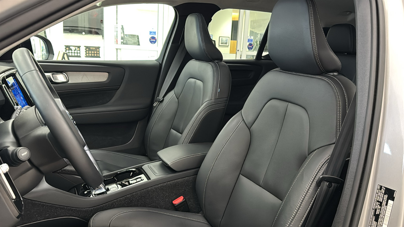 Used 2025 Volvo XC40 B5 Plus AWD/4WD image 23