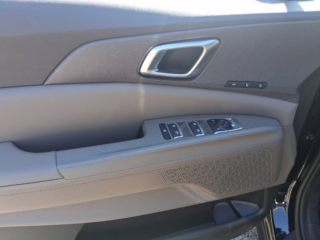 Certified 2026 Kia Carnival EX FWD image 11