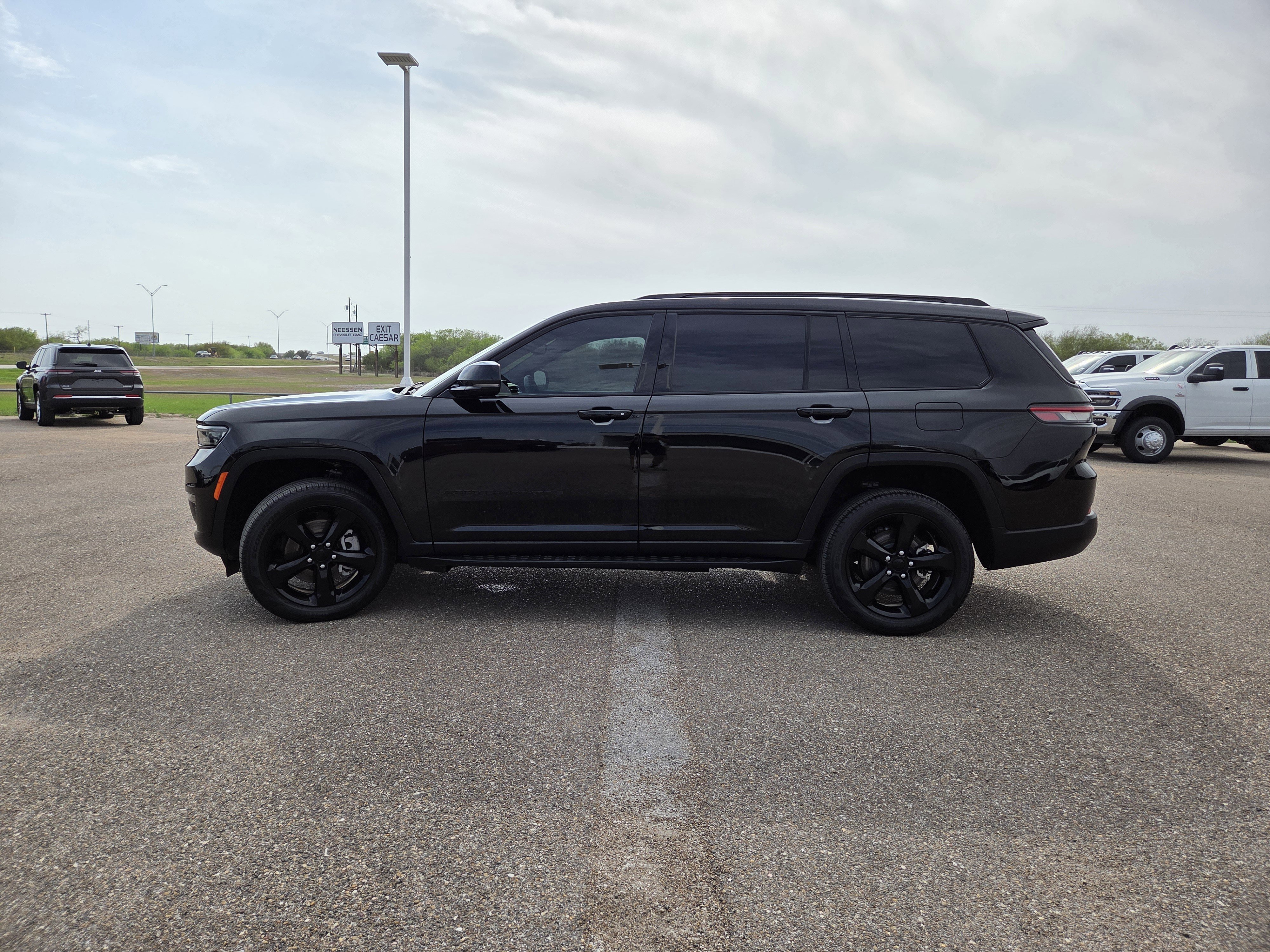 Used 2024 Jeep Grand Cherokee L Limited w/ Black Appearance Package image 4