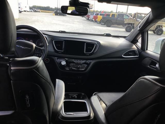 Used 2018 Chrysler Pacifica Limited w/ Advanced Safetytec Group image 14