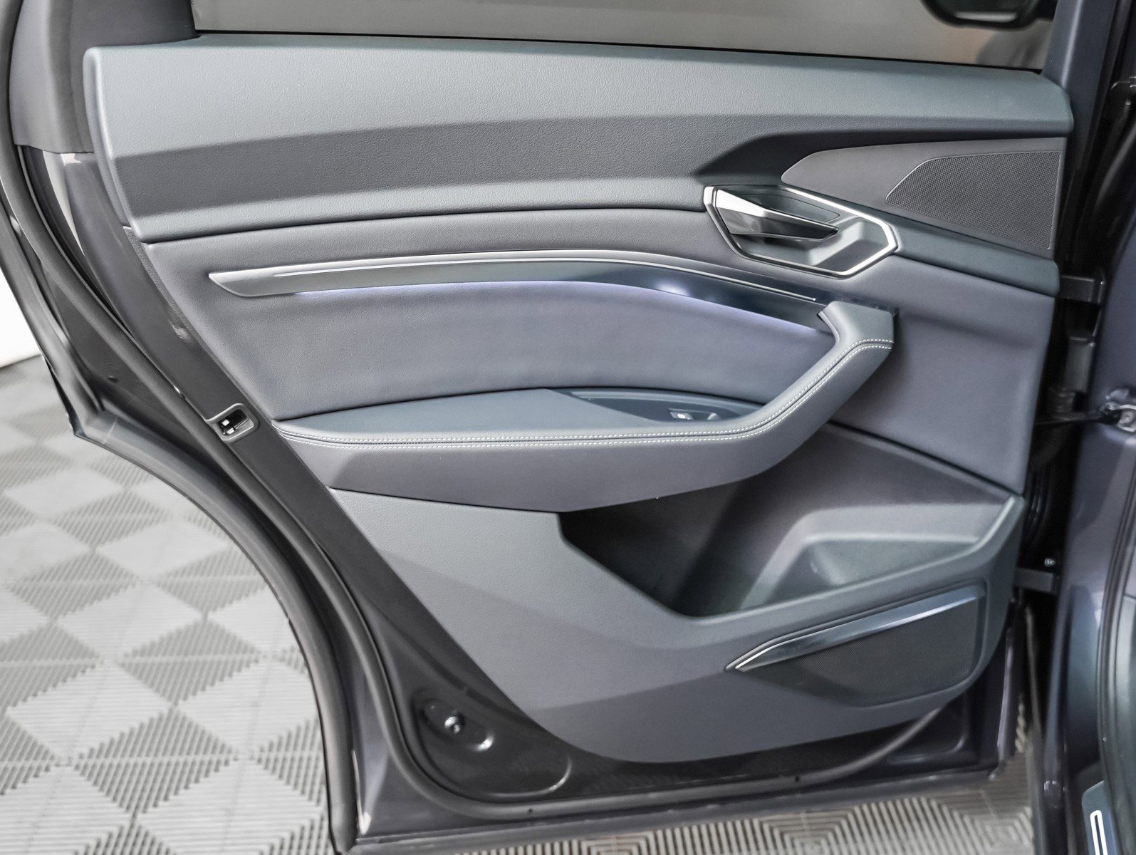 Used 2024 Audi Q8 e-tron Premium Plus w/ Premium Plus Package image 25