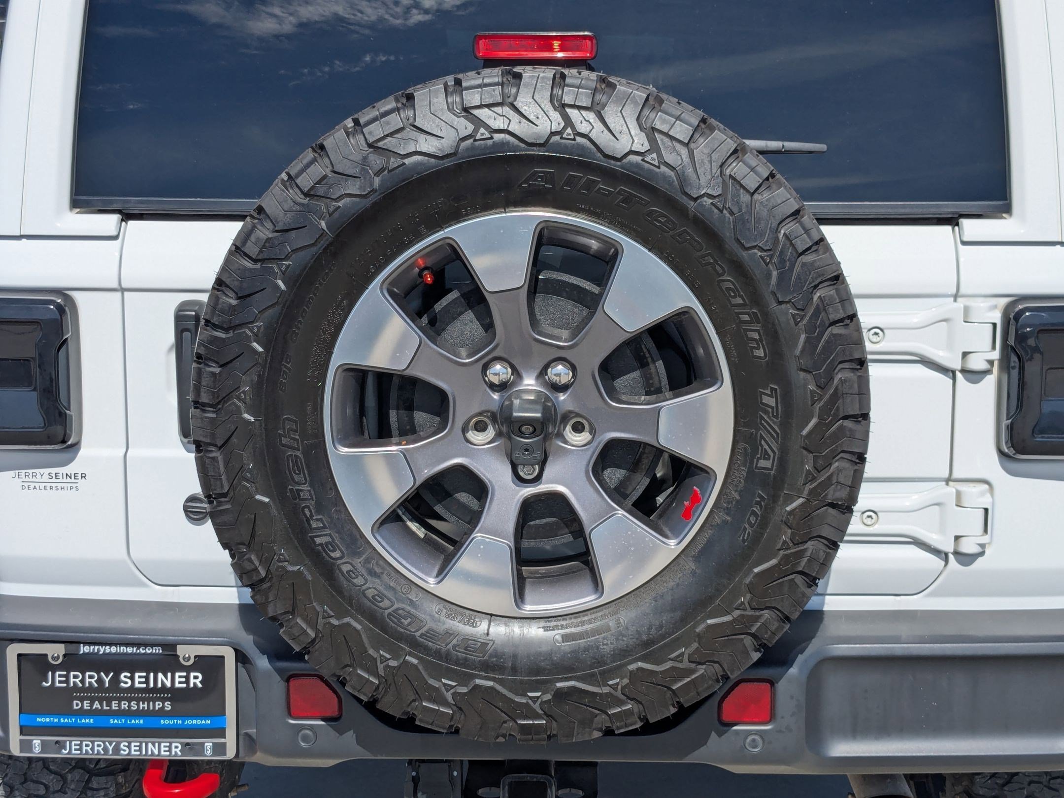 Used 2018 Jeep Wrangler Unlimited Sahara w/ Uconnect 4C Nav & Sound Group image 13