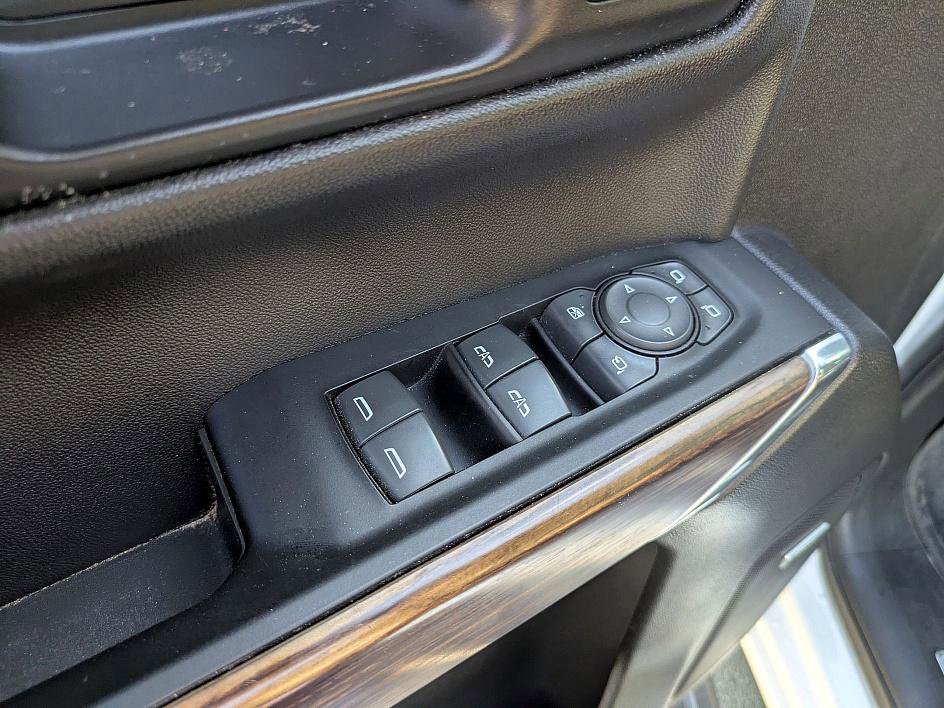 Used 2022 Chevrolet Silverado 1500 High Country w/ Technology Package image 16