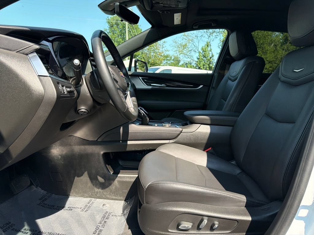 Certified 2025 Cadillac XT5 Premium Luxury w/ Technology Package AWD/4WD image 3
