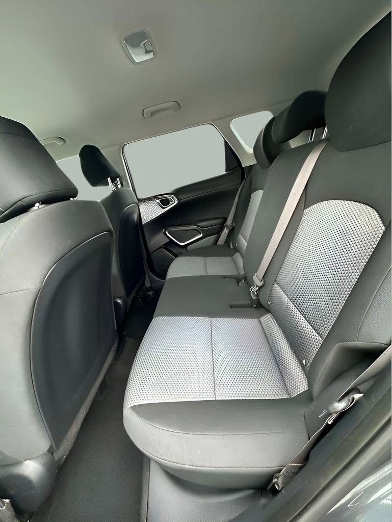 Used 2023 Kia Soul LX w/ LX Technology Package FWD image 17