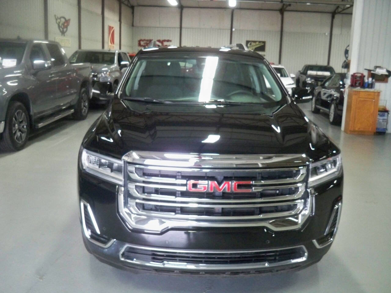 Used 2022 GMC Acadia SLE w/ Driver Convenience Package image 2