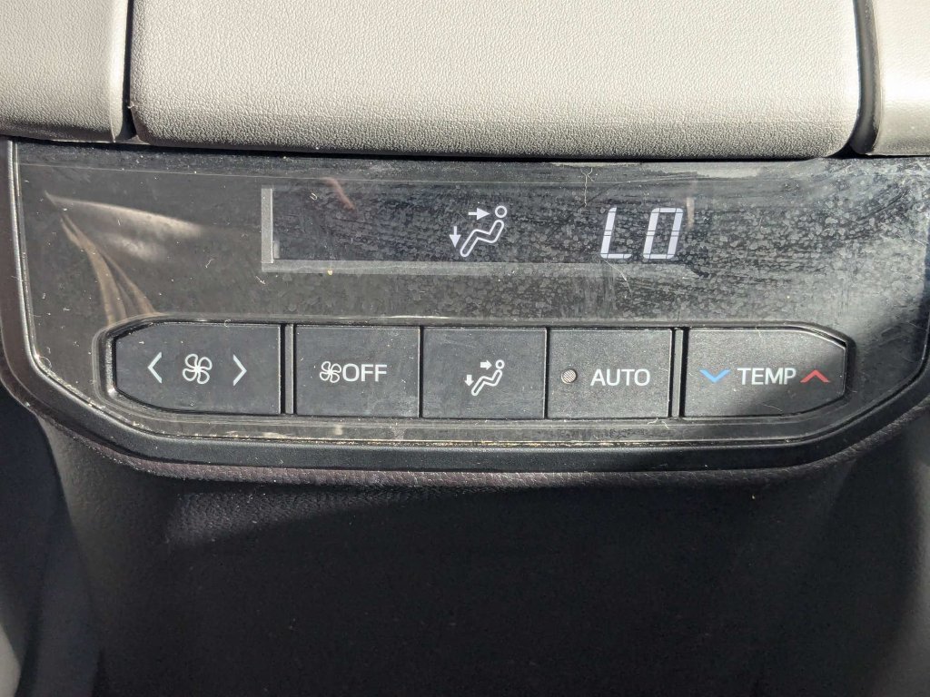 Used 2021 Toyota Highlander XLE AWD/4WD image 22
