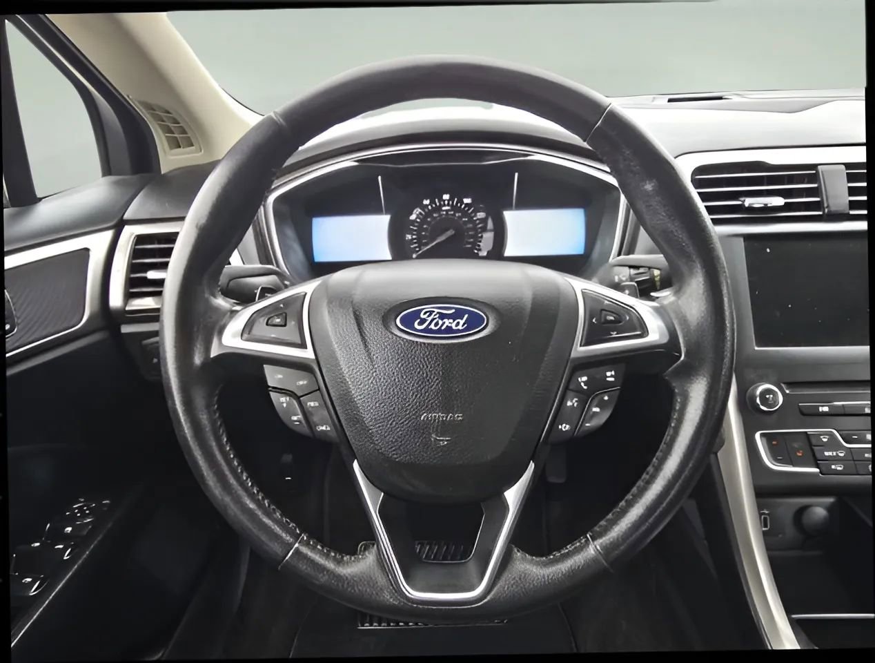 Used 2018 Ford Fusion SE w/ Fusion SE Technology Package image 16