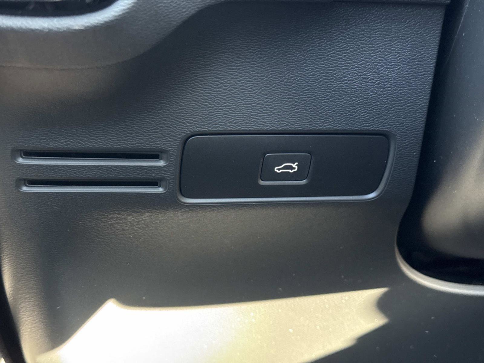 Used 2024 Volvo XC40 B5 Plus image 13