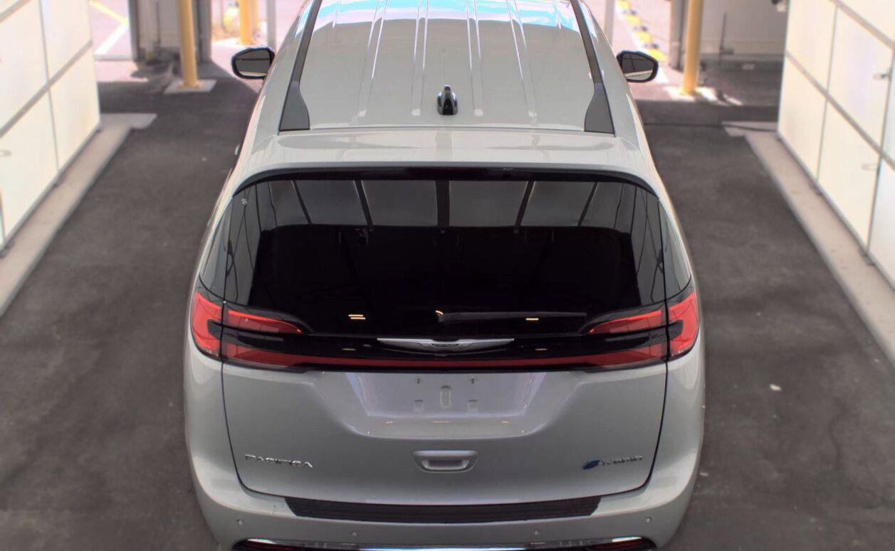 Used 2024 Chrysler Pacifica Limited FWD image 18