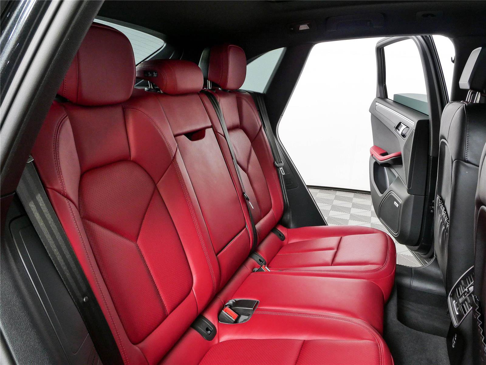 Used 2025 Porsche Macan S AWD/4WD image 23