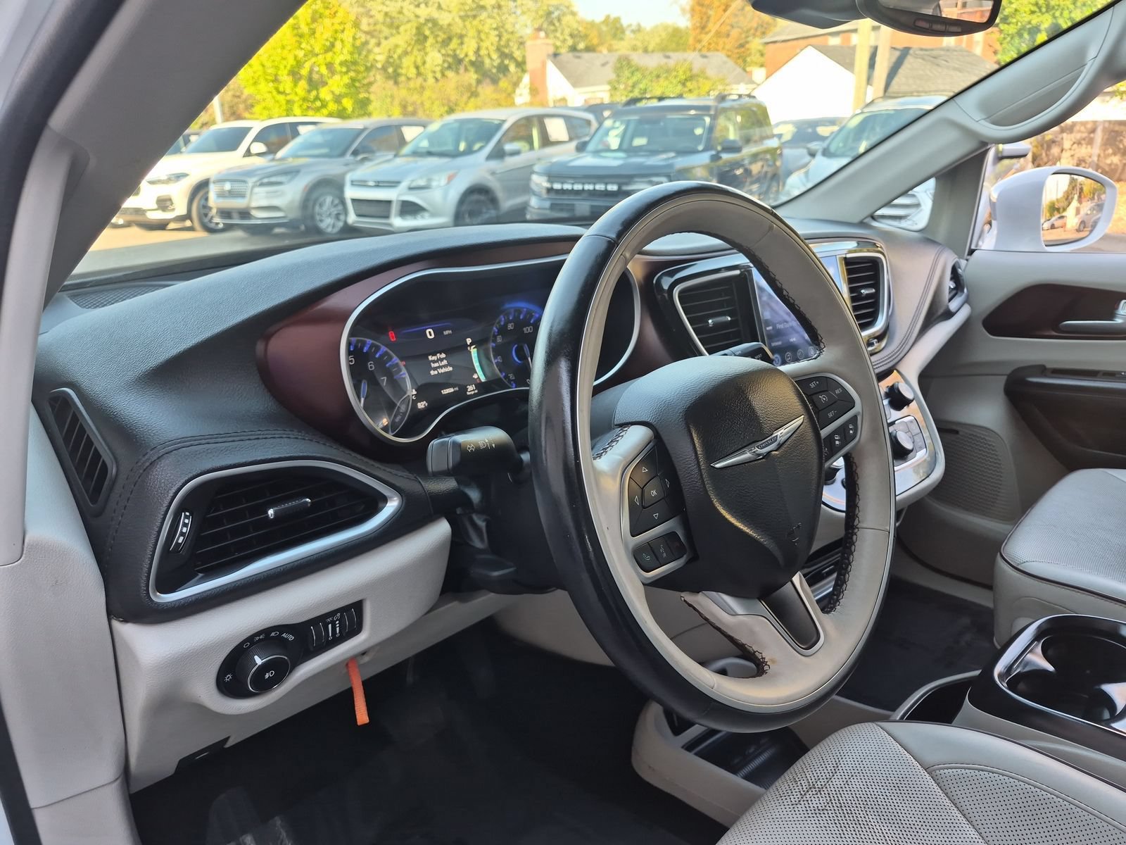 Used 2017 Chrysler Pacifica Limited FWD image 11
