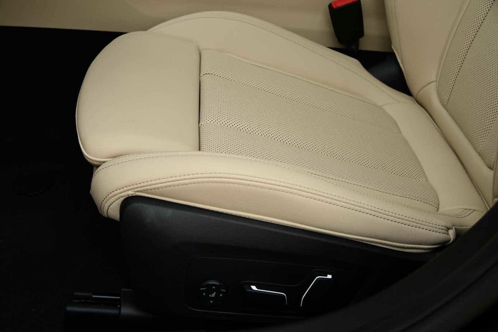 Used 2025 BMW 330i Sedan w/ Convenience Package RWD image 12